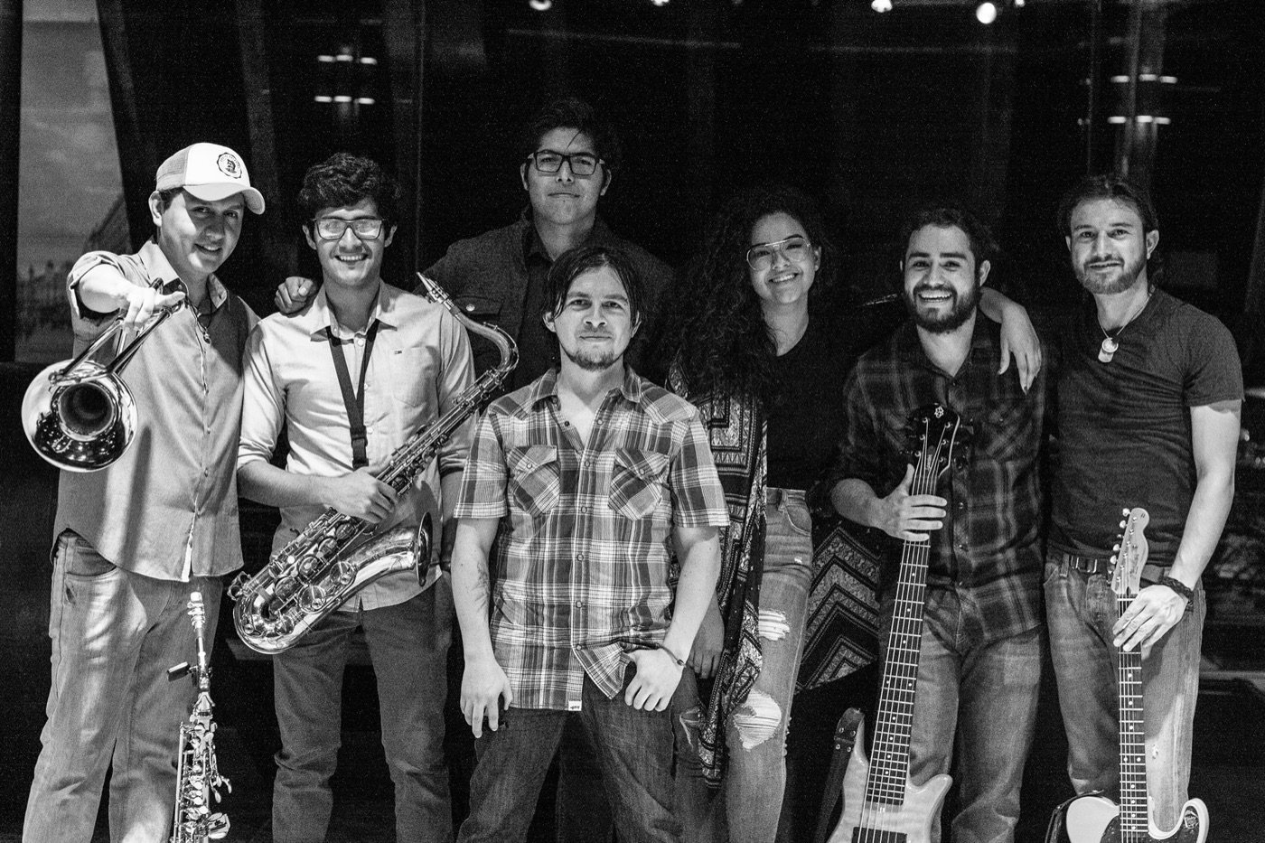 Javier Flores como saxofonista con la banda Cóctel Calavera en un evento en vivo