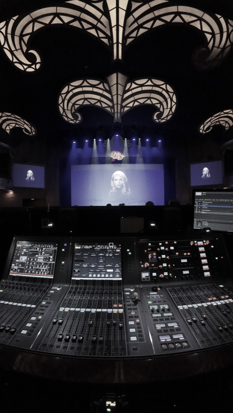 Javier Flores, ingeniero de audio, operando consolas durante el espectáculo Dream