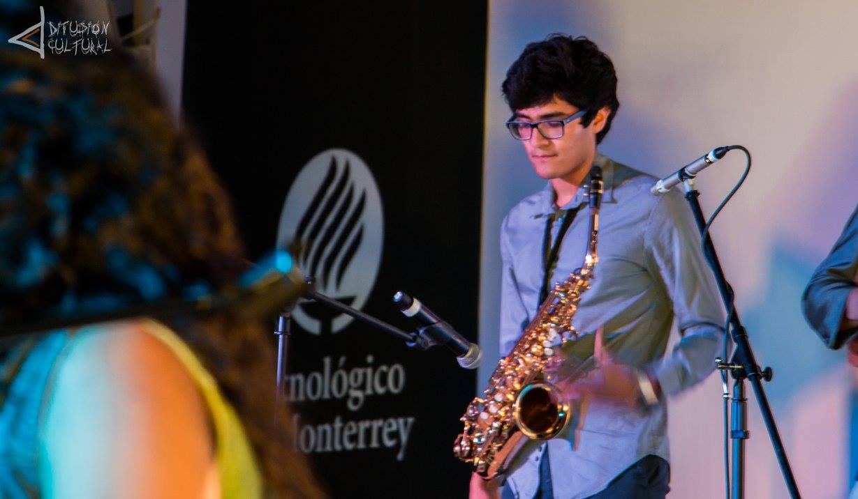 Javier Flores en el Festival de la Canción del ITESM Campus Puebla, como productor y compositor
