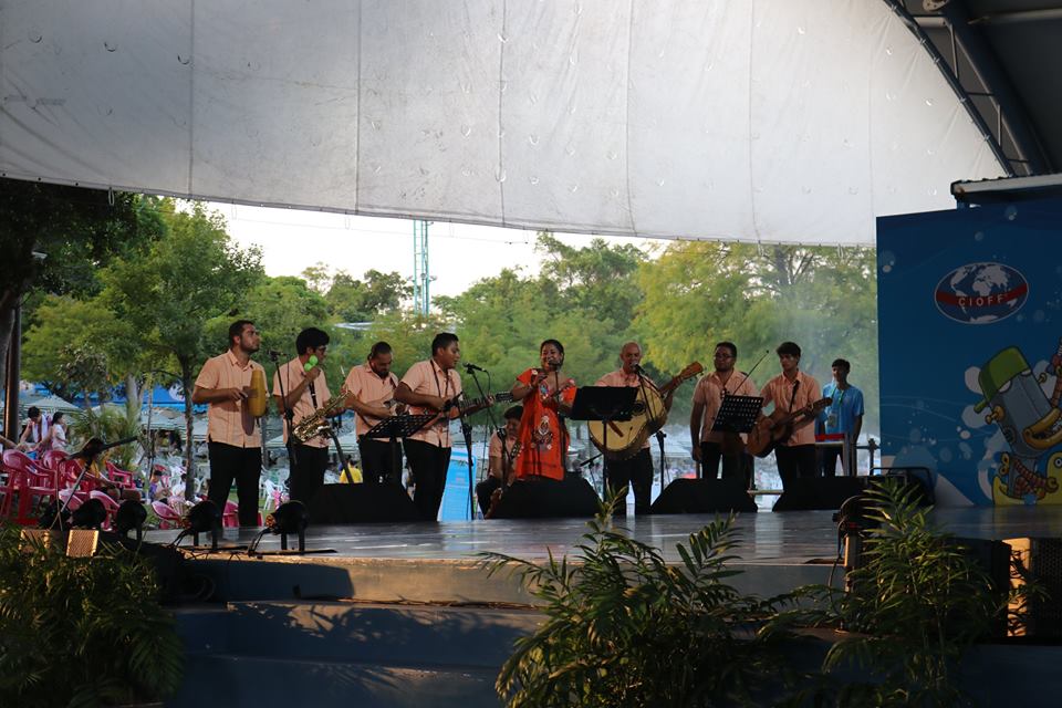 Javier Flores como saxofonista durante la gira internacional en Yilan, Taiwán