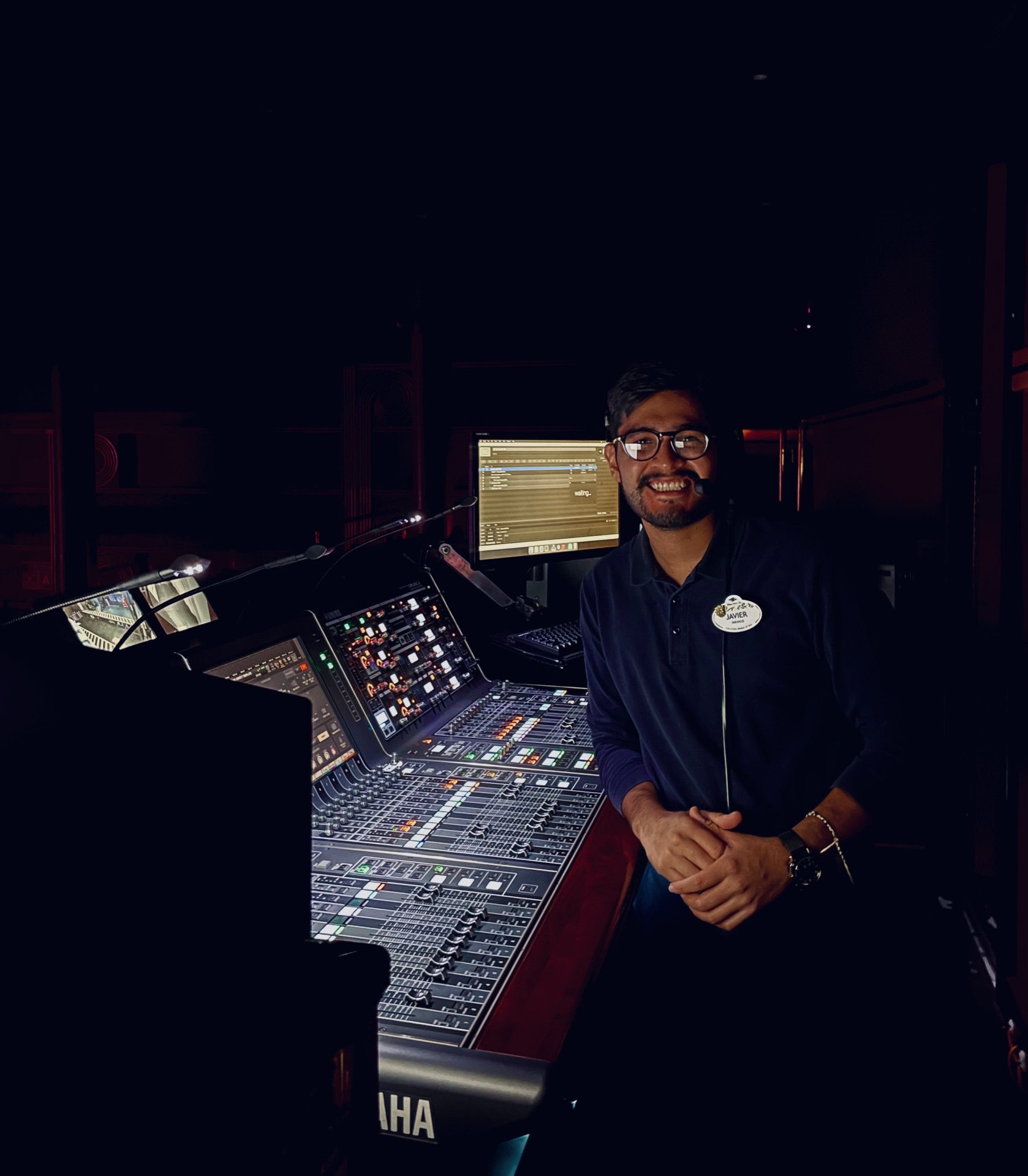 Javier Flores, Lead Audio Engineer, durante una actuación en vivo en un festival