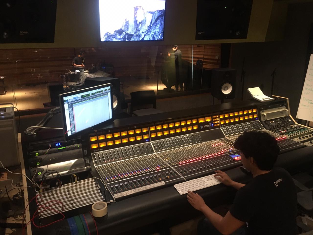 Javier Flores en el estudio de grabación del Tec de Monterrey Campus Puebla durante una sesión de mezcla