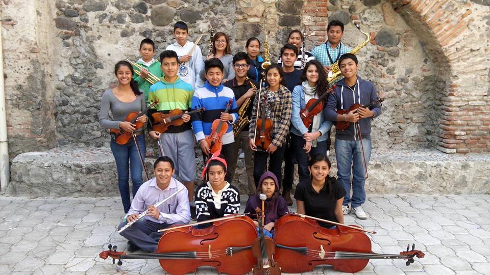 Orquesta de Cámara de Atlixco, fotografía de la agrupación con Javier Flores como miembro fundador